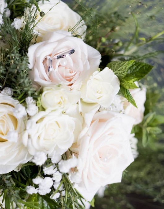Coppia di fedi incastonate nei petali di rosa